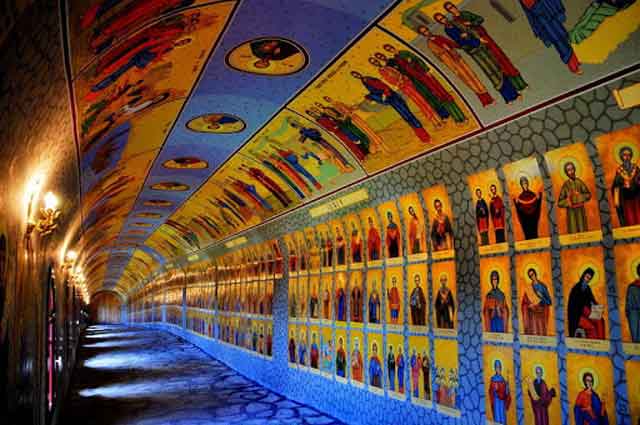 România pitorească Tunelul celor 365 de sfinţi de la Schitul Straja.